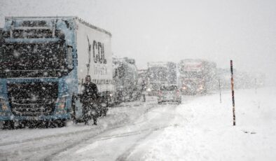 Kars-Erzurum Karayolu’nda Kar Esareti: Ulaşım Aksadı, Sürücüler Zor Anlar Yaşadı