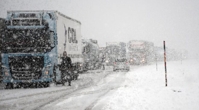 Kars-Erzurum Karayolu’nda Kar Esareti: Ulaşım Aksadı, Sürücüler Zor Anlar Yaşadı