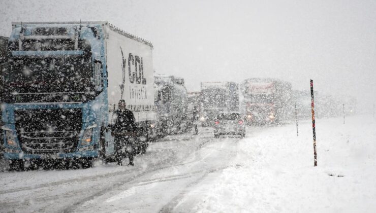 Kars-Erzurum Karayolu’nda Kar Esareti: Ulaşım Aksadı, Sürücüler Zor Anlar Yaşadı