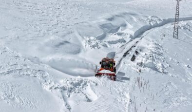 Erzurum ve Çevresinde Kar Ulaşımı Felç Etti: 73 Mahalle İle Bağlantı Kesildi