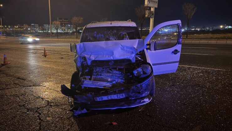 Kayseri’de Hafif Ticari Araçlar Çarpıştı: 6 Yaralı