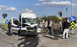 Kayseri’de İşçi Servisi ve Kamyon Çarpıştı: 8 Yaralı