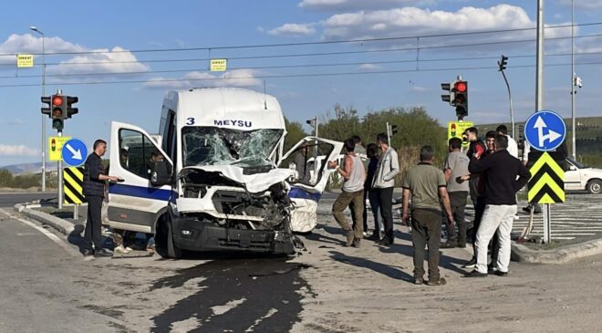 Kayseri’de İşçi Servisi ve Kamyon Çarpıştı: 8 Yaralı