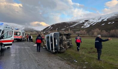 B.Ü. Yönetimindeki Minibüs Tatvan-Van Yolunda Devrildi: 11 Yaralı
