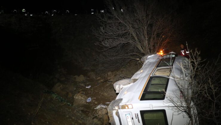 Malatya’da Maden İşçilerini Taşıyan Minibüs Şarampole Devrildi: 2 Ölü, 10 Yaralı