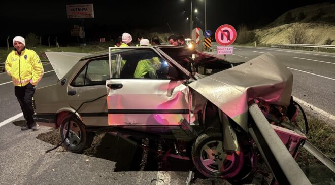 Kütahya-Afyonkarahisar Yolunda Feci Kaza: Bariyer Otomobile Saplandı, Sürücü Ağır Yaralandı