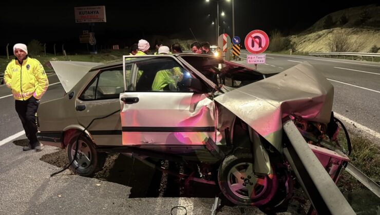 Kütahya-Afyonkarahisar Yolunda Feci Kaza: Bariyer Otomobile Saplandı, Sürücü Ağır Yaralandı