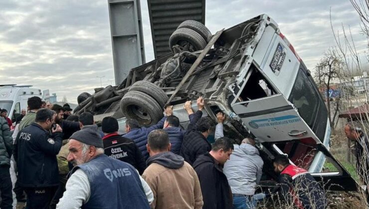 Ankara’da Feci Kaza: Minibüs Üst Geçide Çarptı, 4 Kişi Hayatını Kaybetti