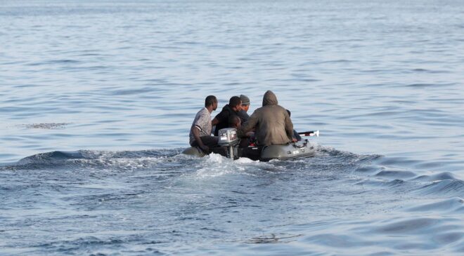 İngiltere ve Fransa’dan Göçmen Kaçakçılığına Karşı 662 Milyon Sterlinlik Anlaşma: Yeni Önlemler ve Maliyet Tartışmaları