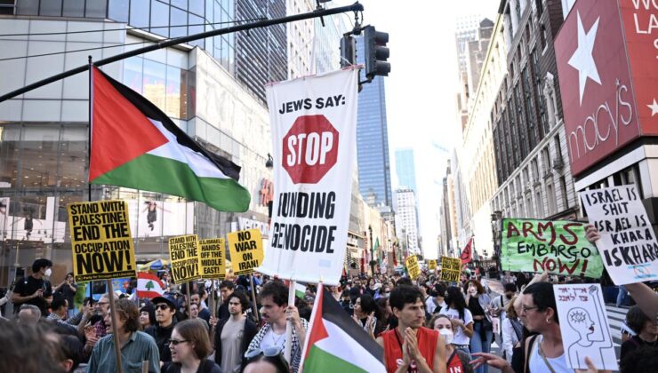 New York’ta İsrail’e Silah Satışına Karşı Protesto: Chelsea Manning ve Hari Nef Gözaltına Alındı