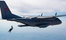 NATO’dan Türk Paraşütçülerine Övgü: Cesaret Gökyüzüne Yükselir