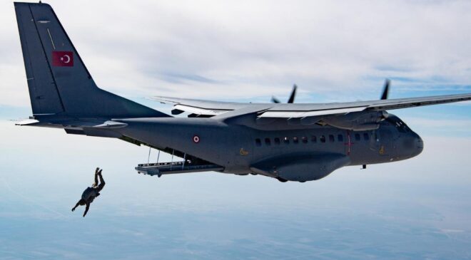 NATO’dan Türk Paraşütçülerine Övgü: Cesaret Gökyüzüne Yükselir