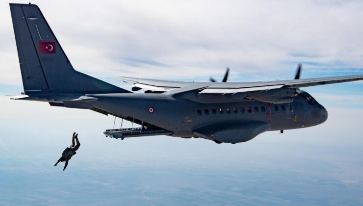 NATO’dan Türk Paraşütçülerine Övgü: Cesaret Gökyüzüne Yükselir