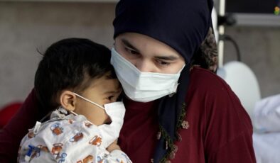 İzmir’de Mucize Kurtuluş: Nadir Hastalıkla Savaşan Kerem Bebek, Annesinden Gelen Karaciğerle Hayata Tutundu