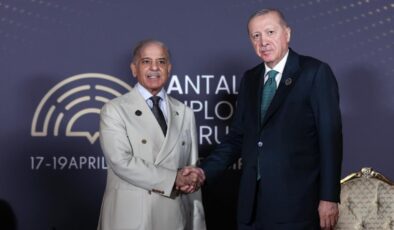 Cumhurbaşkanı Erdoğan ve Pakistan Başbakanı Şerif Antalya’da Bir Araya Geldi: Diplomatik Görüşmeler Devam Ediyor
