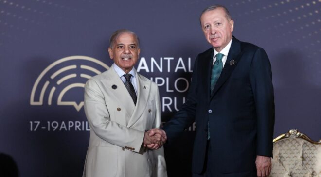 Cumhurbaşkanı Erdoğan ve Pakistan Başbakanı Şerif Antalya’da Bir Araya Geldi: Diplomatik Görüşmeler Devam Ediyor