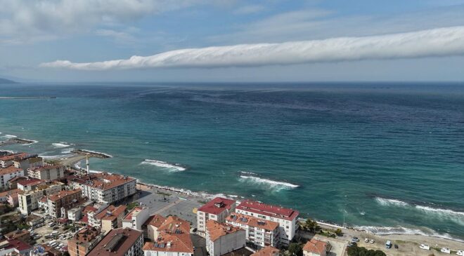 Karadeniz’de Görülen Gizemli Silindir Bulut: Nadir Atmosfer Olayı Sahil Hattında Gözlemlendi
