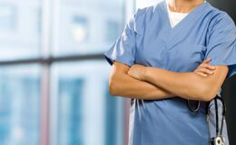 İngiltere’de Hastaneler Doktor Açığını Kapatmak İçin Hemşireleri Görevlendiriyor: Güvenlik Endişeleri Artıyor