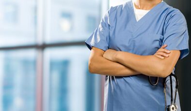 İngiltere’de Hastaneler Doktor Açığını Kapatmak İçin Hemşireleri Görevlendiriyor: Güvenlik Endişeleri Artıyor
