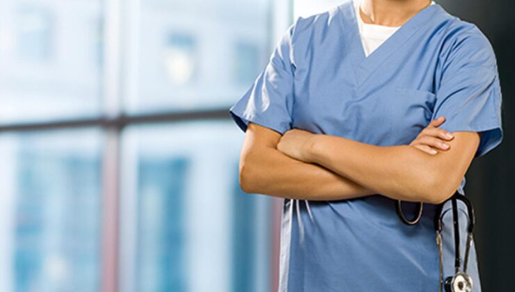 İngiltere’de Hastaneler Doktor Açığını Kapatmak İçin Hemşireleri Görevlendiriyor: Güvenlik Endişeleri Artıyor