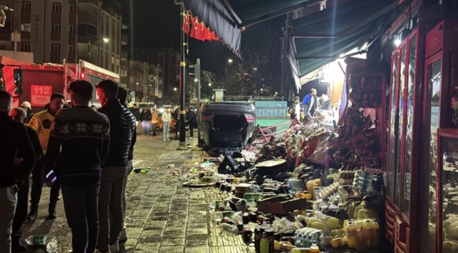Ankara’da Sürücüsünün Kontrolünü Kaybettiği Otomobil İş Yerlerine Çarptı: Maddi Hasar Oluştu