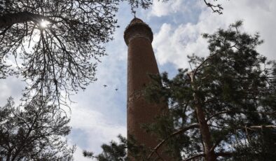 Sivas’taki Tarihi Ulu Cami’de Restorasyon Devam Ediyor: Eğik Minare Güçlendiriliyor