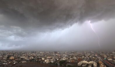 Suudi Arabistan’ı Vuran Şiddetli Yağışlar: Riyad’da Sel Baskınları ve Eğitime Ara