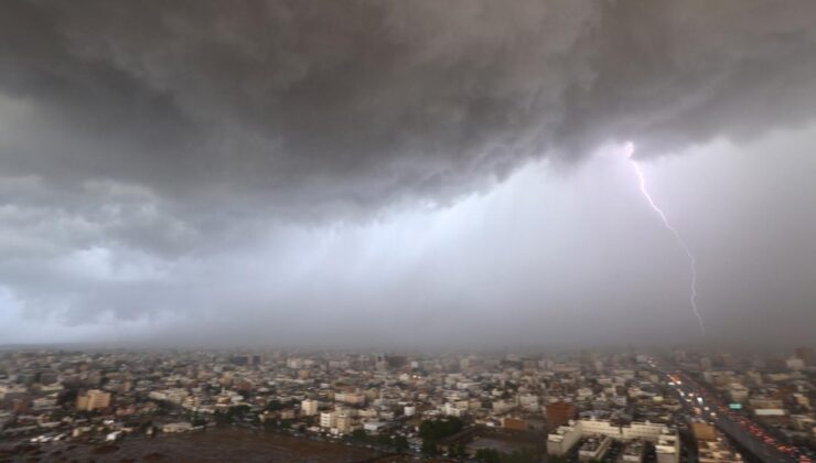 Suudi Arabistan’ı Vuran Şiddetli Yağışlar: Riyad’da Sel Baskınları ve Eğitime Ara