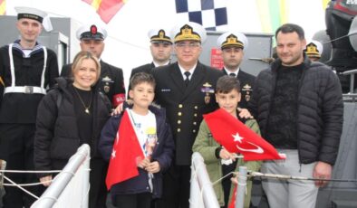 İzmit Marina’da Deniz Coşkusu: TCG Tayfun ve TCSG-15 Ziyaretçilerden Yoğun İlgi Gördü