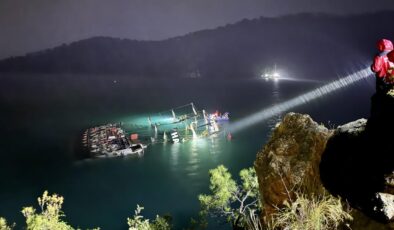 Ölüdeniz’de Fırtına Faciası: Kumburnu Plajı’nda Tekne Battı, Kayıp Var