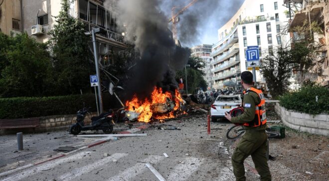 Son Dakika: İran Füzesi İsrail Savunma Bakanlığı Yakınlarına Düştü
