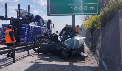 TEM Otoyolu’nda Kaza: Otomobil Yön Levhasına Çarptı, Trafik Durdu