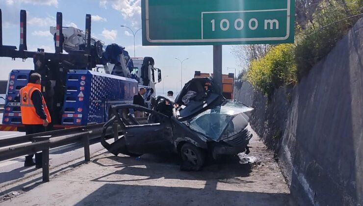 TEM Otoyolu’nda Kaza: Otomobil Yön Levhasına Çarptı, Trafik Durdu