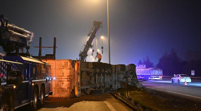 Tuzla’da Lastiği Patlayan Tır TEM Otoyolunda Devrildi: Trafik Yoğunluğu Yaşanıyor