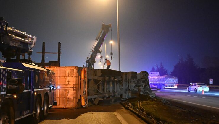 Tuzla’da Lastiği Patlayan Tır TEM Otoyolunda Devrildi: Trafik Yoğunluğu Yaşanıyor