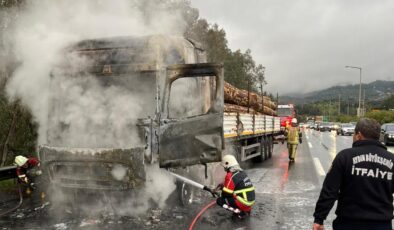 Aydın-İzmir Otoyolu’nda Korku Dolu Anlar: Tomruk Yüklü Tır Alev Aldı!