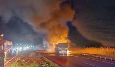 Karacabey-Bursa Yolunda Buğday Yüklü Tır Yangını: Yol Kapanarak Ulaşıma Ara Verildi