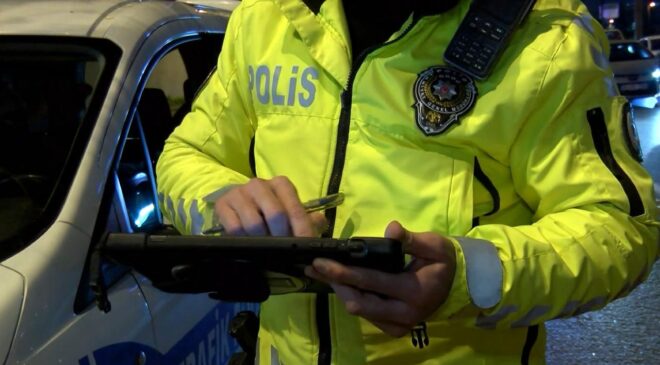 Polis ‘Dur’ İhtarına Uymayan Sürücüye Ağır Ceza: 245 Bin Lira ve Ehliyetine El Konuldu