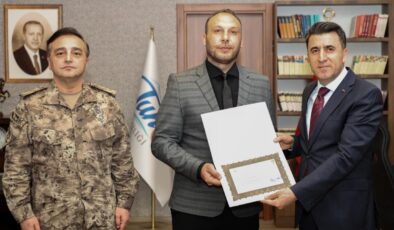 Pülümür Çayı’nda Boğulma Tehlikesi Geçiren Çocuğu Kurtaran Kahraman Polisler Ödüllendirildi