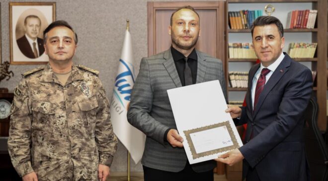 Pülümür Çayı’nda Boğulma Tehlikesi Geçiren Çocuğu Kurtaran Kahraman Polisler Ödüllendirildi