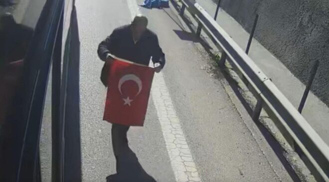 Kahraman Şoförden Duyarlılık Örneği: Bayrağı Yerde Gören İETT Şoförü Otobüsü Durdurdu