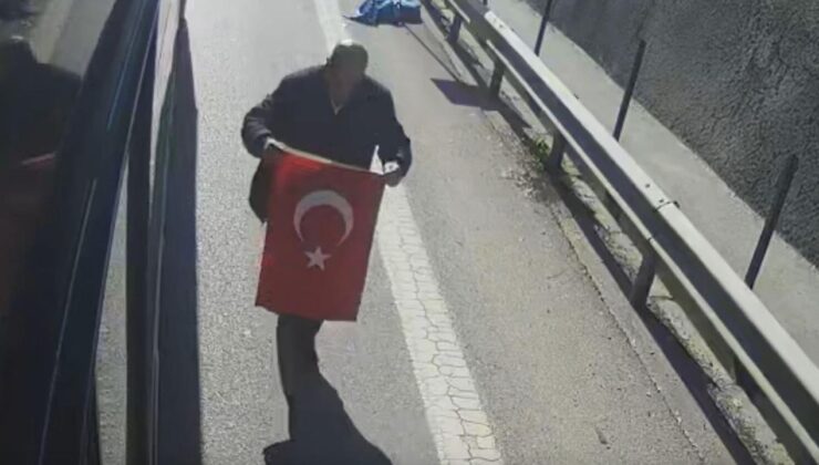 Kahraman Şoförden Duyarlılık Örneği: Bayrağı Yerde Gören İETT Şoförü Otobüsü Durdurdu