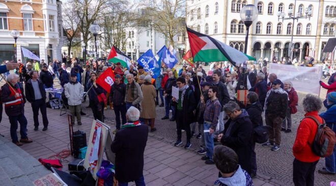 Osnabrück’te Barış Protestosu: Filistin Bayrakları ve Savaş Karşıtı Sloganlar Yükseldi