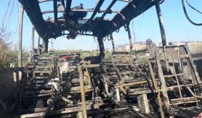 Ankara’da Korku Dolu Anlar: Hal Kavşağı’nda Seyir Halindeki Servis Midibüsü Alevlere Teslim Oldu