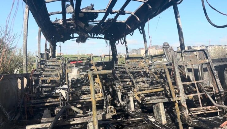 Ankara’da Korku Dolu Anlar: Hal Kavşağı’nda Seyir Halindeki Servis Midibüsü Alevlere Teslim Oldu