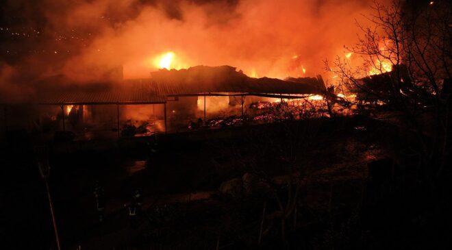Samsun’da Muz Deposunda Yangın: Palet ve Plastik Malzemeler Alevlere Teslim Oldu