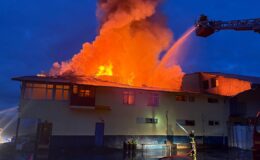 Kastamonu’nun Tosya İlçesinde Tekstil Fabrikasında Yangın: Ekiplerin Hızlı Müdahalesiyle Söndürüldü