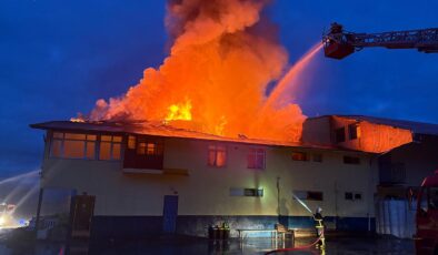 Kastamonu’nun Tosya İlçesinde Tekstil Fabrikasında Yangın: Ekiplerin Hızlı Müdahalesiyle Söndürüldü