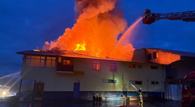 Kastamonu’nun Tosya İlçesinde Tekstil Fabrikasında Yangın: Ekiplerin Hızlı Müdahalesiyle Söndürüldü