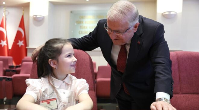 Milli Savunma Bakanı Güler’den 23 Nisan Mesajı: ‘Geleceğin Teminatı Çocuklarımız’